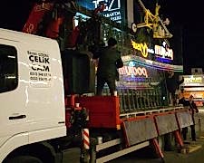 cam montaj işleri, vinç ile cam montaj uygulaması, vakum cam taşıma , dükkan camları takma,otomatık kumandalı vakum ve vinç